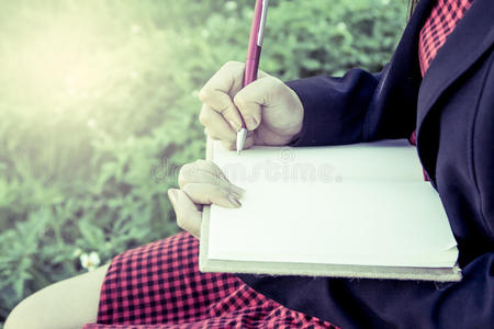 成人 学习 手指 女孩 笔记本 教育 草地 花园 笔迹 作业