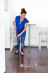 服务 地板 女人 房子 家务 厨房 清洁剂 女仆 拖地 打扫