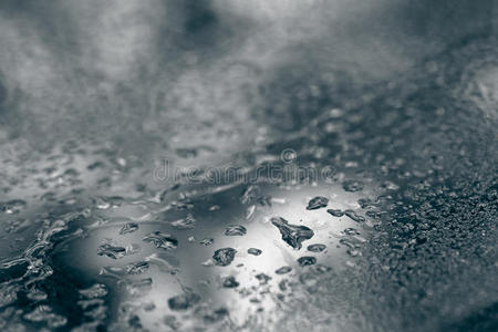 彩色背景上的水滴. 场的浅深度. 硒照片