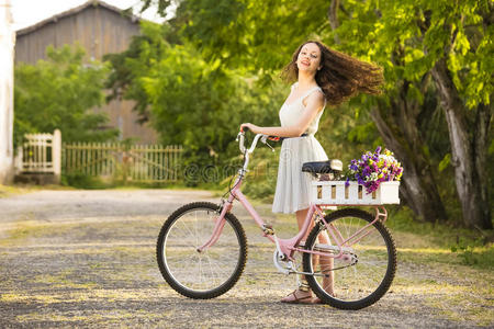 自然 自行车 幸福 国家 女孩 白种人 夏天 乐趣 快乐