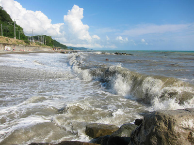 大浪在岩石海滩上翻滚