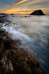 云景 日出 黎明 发光 海滩 反射 巨石 岩石 早晨 暴风雨