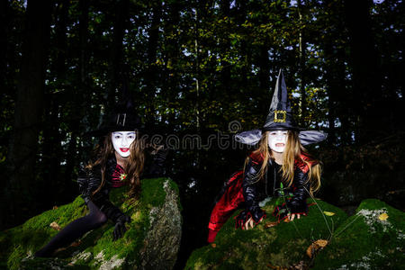 森林里的女孩穿着万圣节女巫服装