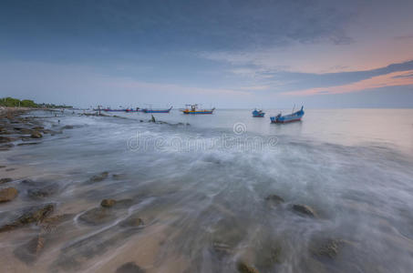 渔船在蓝色小时在TanjungPiandangBanPecahPerak马来西亚