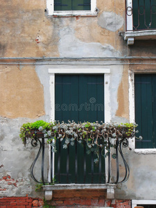 威尼斯的一堵房子墙上的门