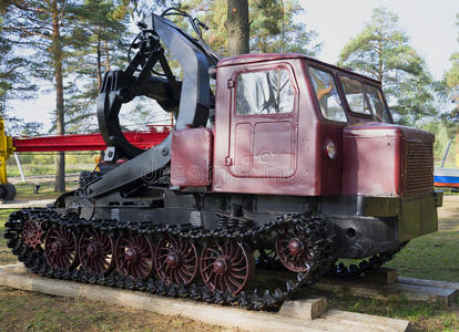 集材拖拉机图片