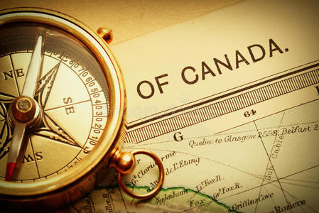 旧加拿大地图上的古铜指南针