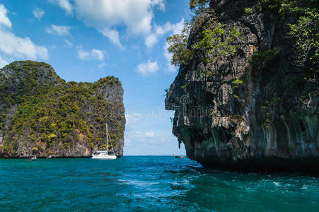 在泰国，船靠着岩石在海上航行