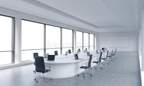 一个明亮的现代全景会议室在一个现代办公室，白色的复制空间在窗户。 野猪会议的概念