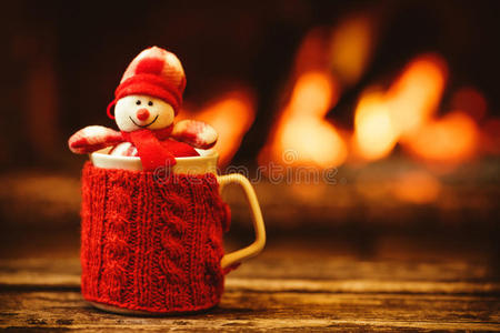 在温暖的壁炉前喝一杯热饮料。 圣诞节假期