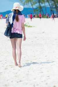 走在海滩上的年轻女子
