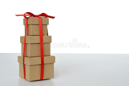 礼品盒用红色丝带绑在一起