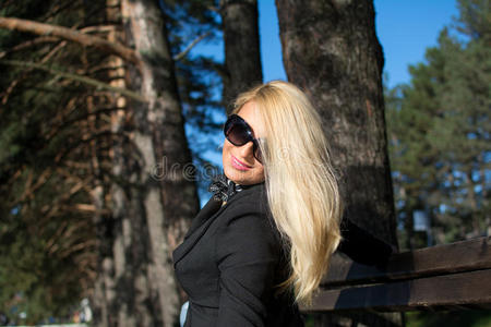 公园 时尚 金发女郎 太阳 长的 俄语 肖像 女人 成人