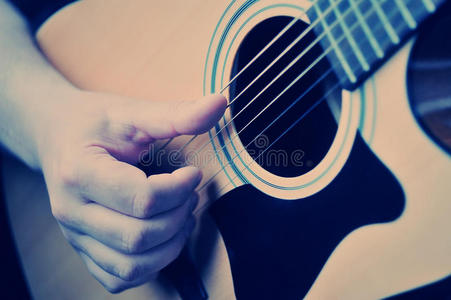 手弹吉他