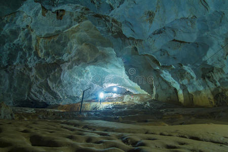 洞穴天花板洞穴里的蓝色灯光照片