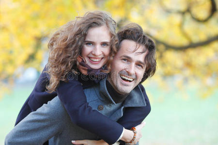 一对夫妇在秋天的公园拥抱