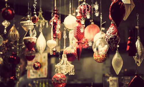 圣诞集市亭，有大量闪亮的装饰商品