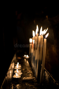 蜡烛在寺庙里燃烧