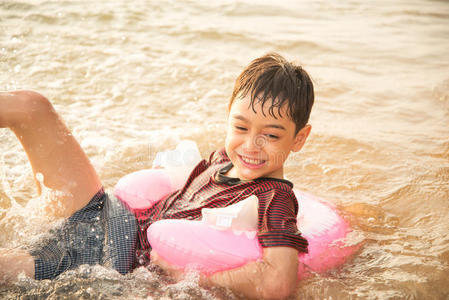 假日 生活 男孩 自然 乐趣 美丽的 太阳 夫妇 海滩 快乐