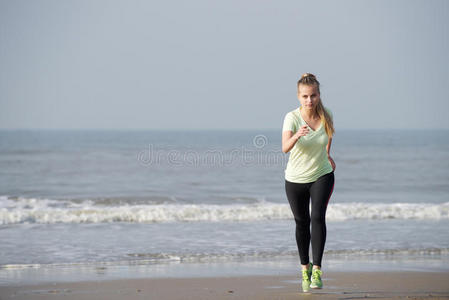 适合年轻的女人在海滩上跑步