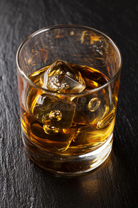一杯加冰的苏格兰威士忌