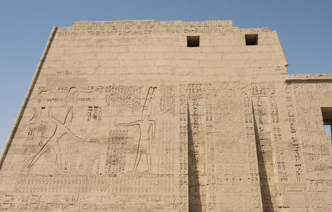 巨大的庙宇墙上的埃及象形文字