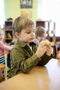 孩子们在幼儿园吃苹果