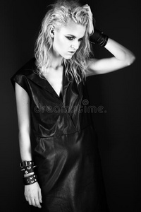 大胆的女孩模特穿着黑色皮革连衣裙，风格