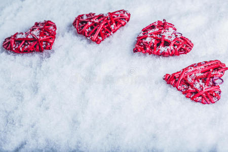 四颗美丽的浪漫复古的心在白色的霜雪背景上。 爱和圣情人节的概念。
