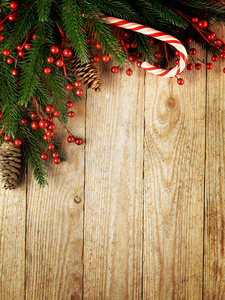 装饰在木板上的圣诞冷杉树