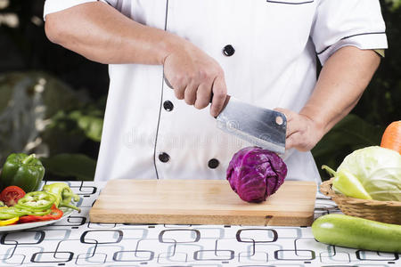 厨师切紫色卷心菜