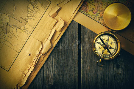 旧地图上的古董指南针