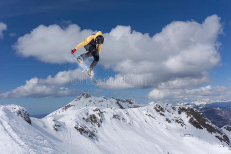 在山上飞滑雪板，极限运动