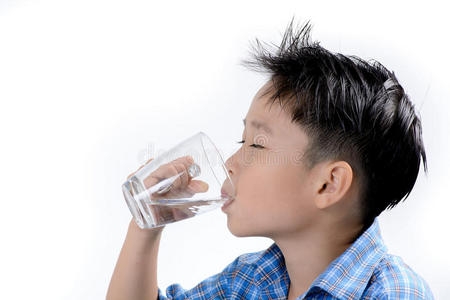 亚洲小孩喝水图片