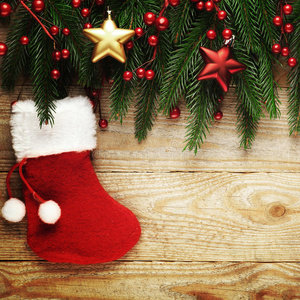 装饰在木板上的圣诞冷杉树