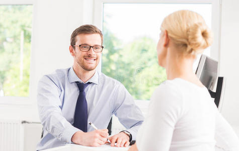 美女在办公室咨询一个男人照片