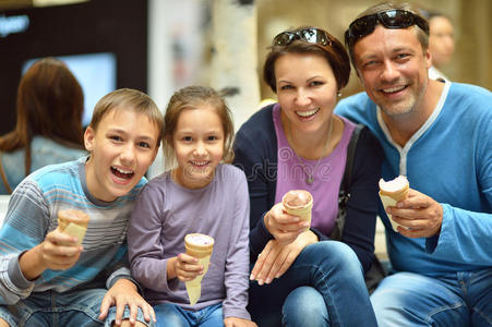 一家人吃冰淇淋