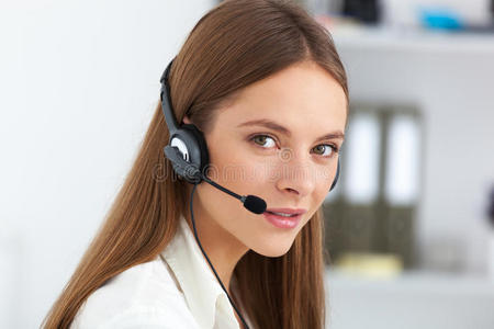 女孩 顾问 计算机 职业 在线 商人 头戴式耳机 面对 呼叫