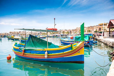 在marsaxlokk港的船只华新锐钓鱼船港口,船只和林迪斯法恩城堡