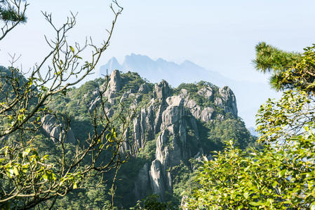 怪诞的山峰向天空冲去