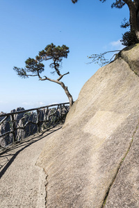 沿着悬崖面建造的一条路