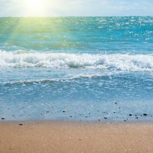 蓝色的大海和沙滩上有金色的沙子