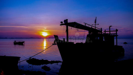 风景 海滨 运输 时间 美好的 夏天 浮动 场景 天空 波动