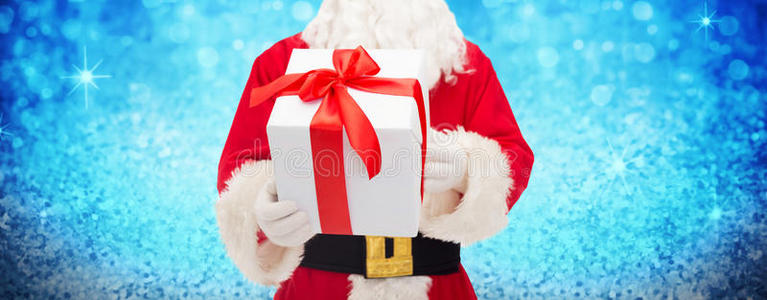 圣诞老人装扮的男人拿着礼品盒