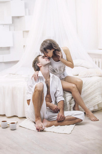 男女床一对男女在家里床上喝一杯咖啡照片