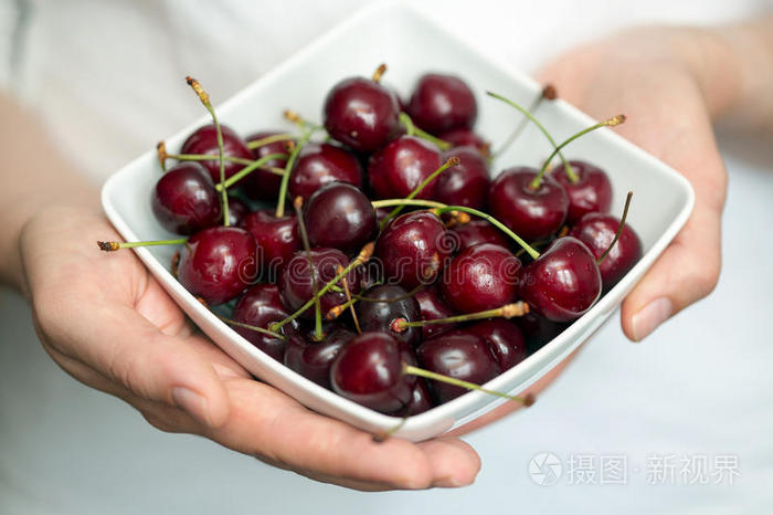 手拿熟樱桃
