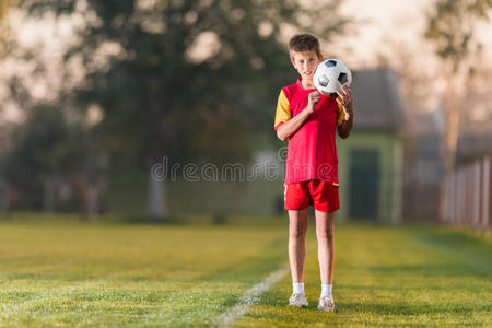 带着足球的小男孩