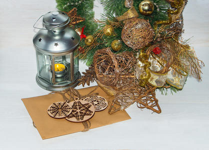 圣诞作文，用木头做的玩具和一个燃烧的灯笼