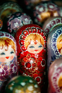五颜六色的俄罗斯筑巢娃娃马特雷什卡在市场上