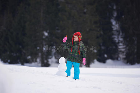 在冬天堆雪人的男孩